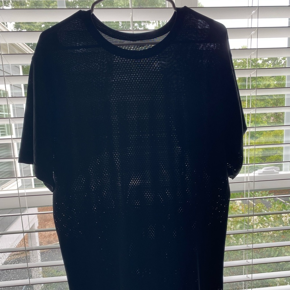 Men’s lululemon athletic shirt